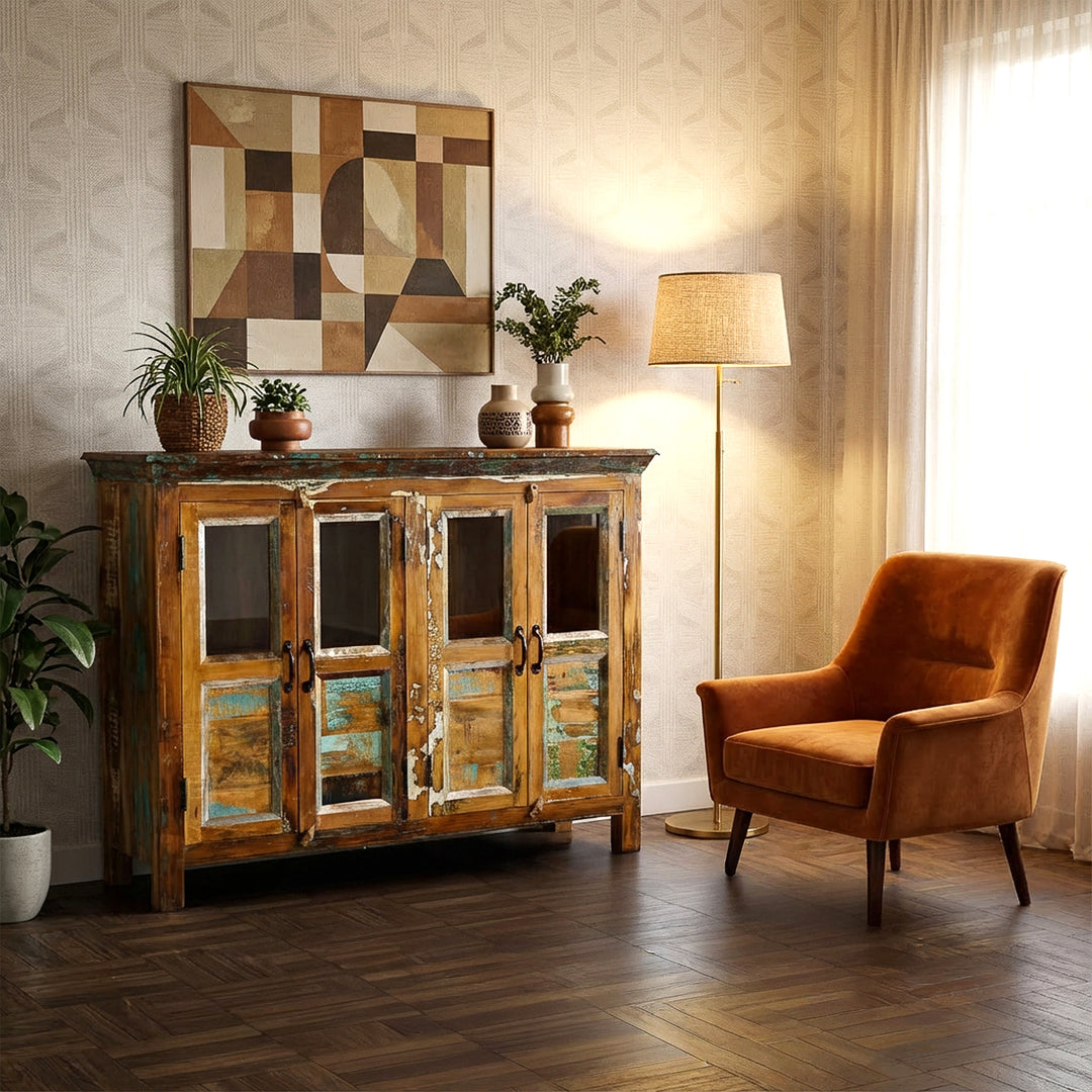 Aparador vintage em madeira recuperada com portas de vidro na sala de estar