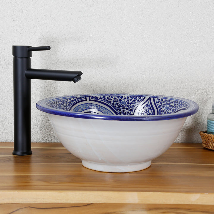 Lavatório em cerâmica azul e branco