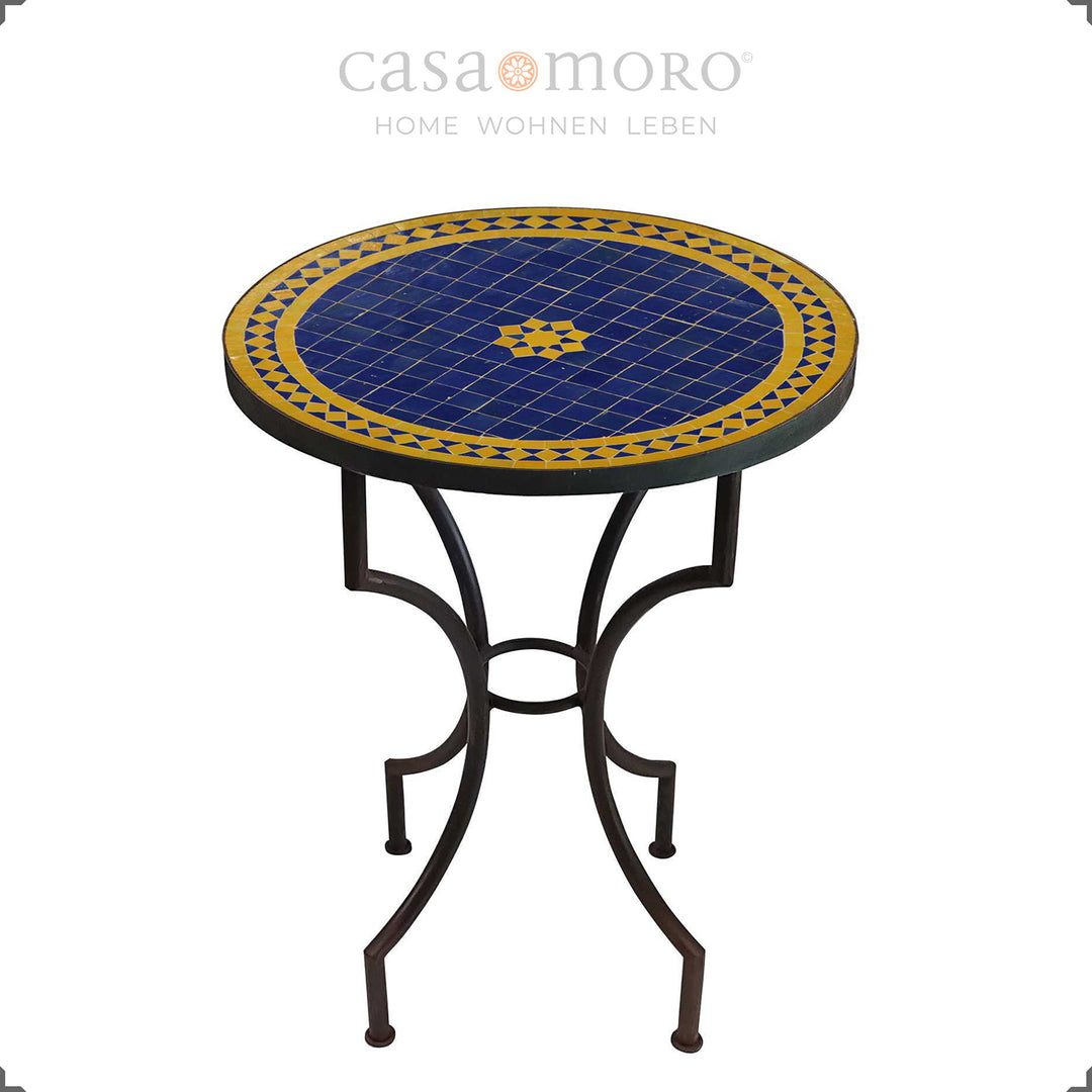 Mesa em mosaico para duas pessoas, com padrão zellige em forma de estrela nos tons de azul e amarelo