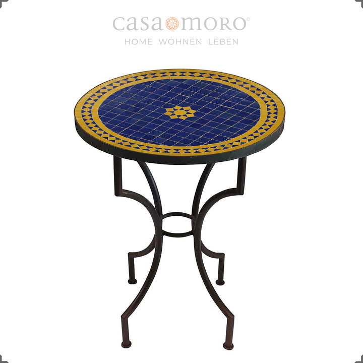 Mesa em mosaico para duas pessoas, com padrão zellige em forma de estrela nos tons de azul e amarelo