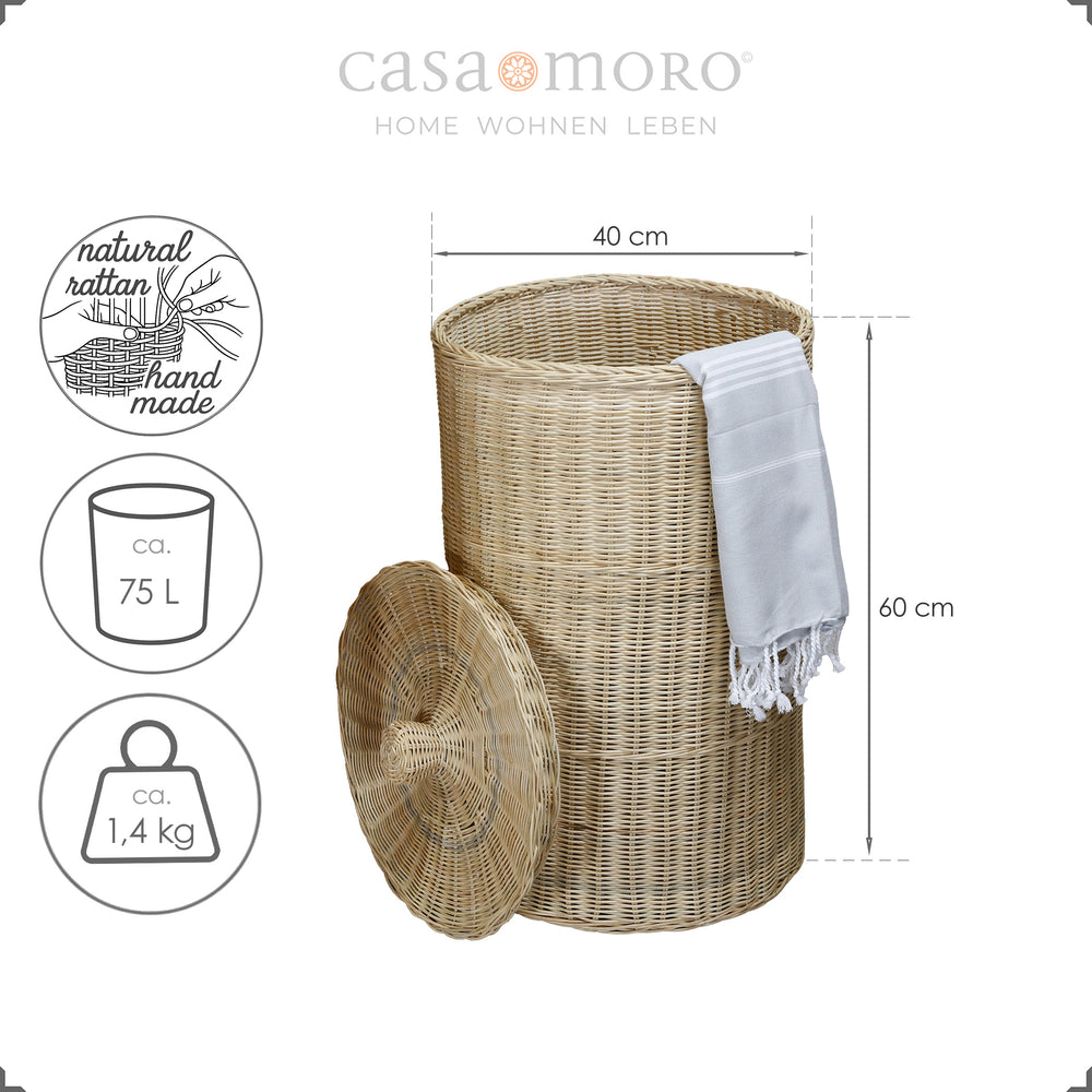 Modelo de cesto alto em rattan com tampa e toalha de banho, que pode ser utilizado como cesto de arrumação ou cesto da roupa suja