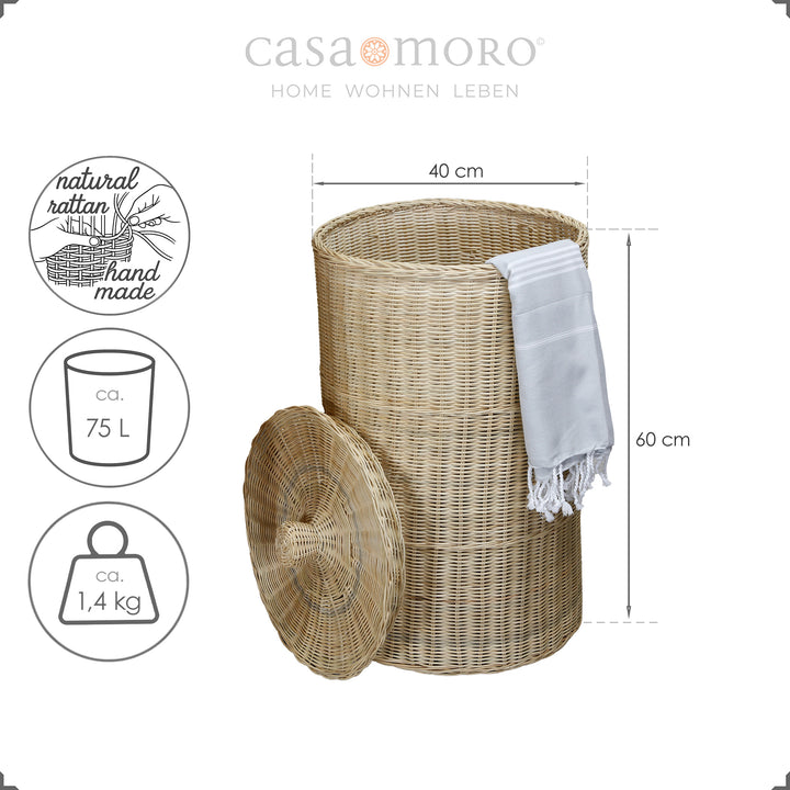 Modelo de cesto alto em rattan com tampa e toalha de banho, que pode ser utilizado como cesto de arrumação ou cesto da roupa suja