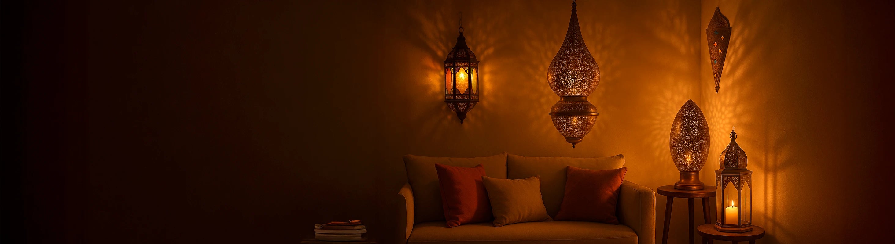 Iluminação – Iluminação com lanternas, apliques e lanternas em um ambiente de luz quente