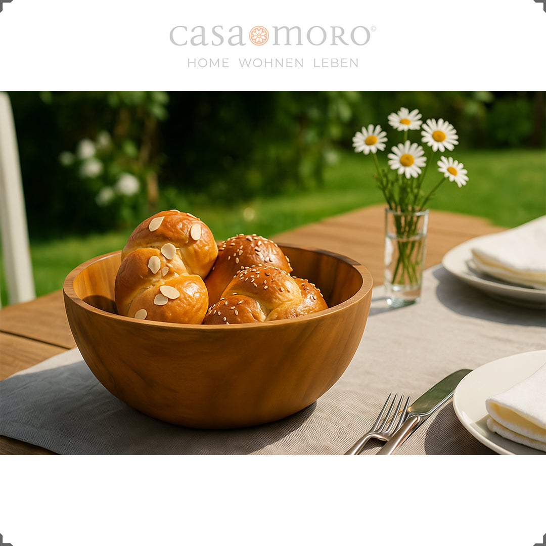 Cesta compacta em madeira de teca para servir de cesto de pão num ambiente de jardim