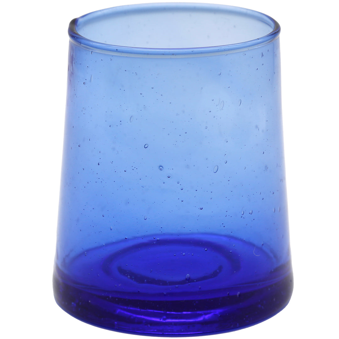 Copos de cocktail de um azul intenso – de forma cónica, soprados à boca e resistentes