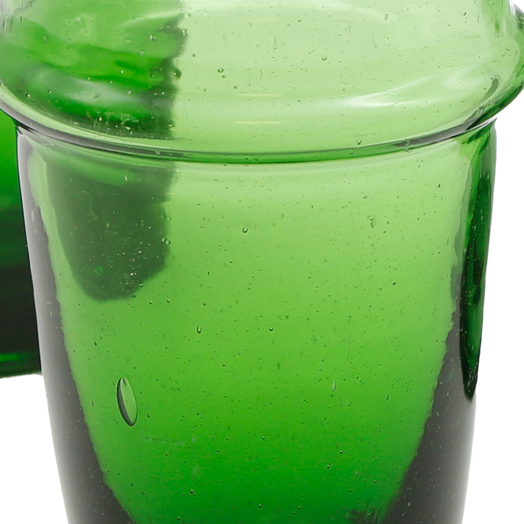 Copos de cocktail elegantes com uma estrutura leve – em verde intenso