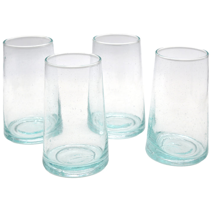 Copos de cocktail de aspecto transparente – servidos com cubos de gelo, decoração de fruta e hortelã fresca
