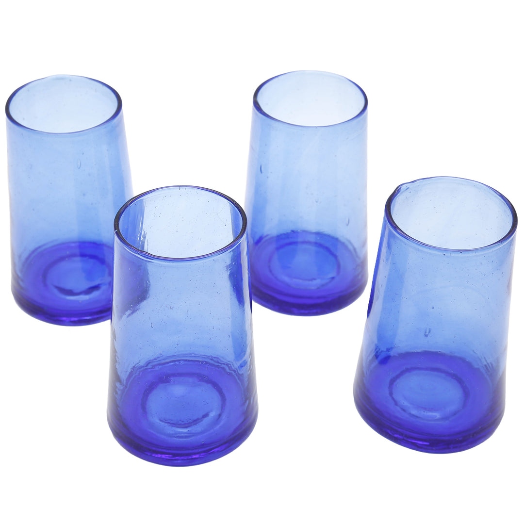 Copos de cocktail azuis com bebidas de verão – perfeitos para festas no jardim e bebidas com lima