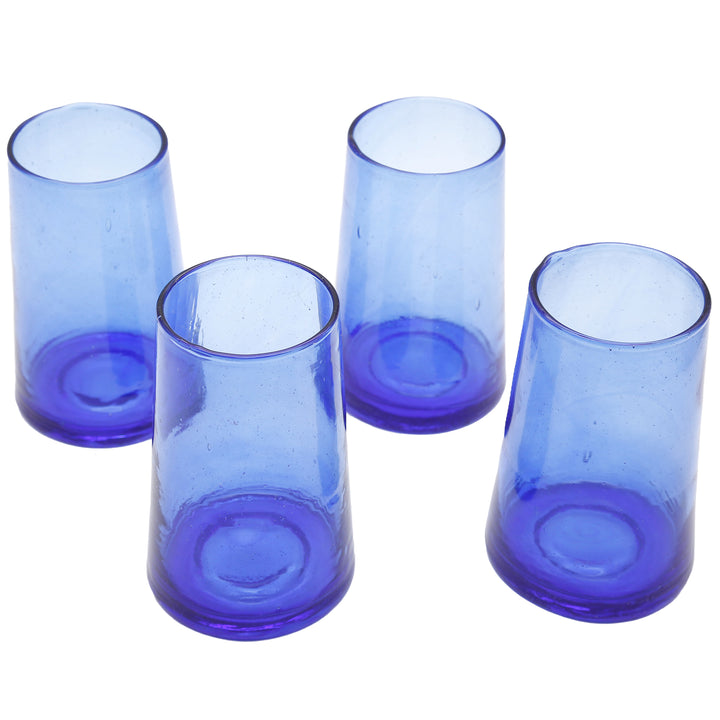 Copos de cocktail azuis com bebidas de verão – perfeitos para festas no jardim e bebidas com lima