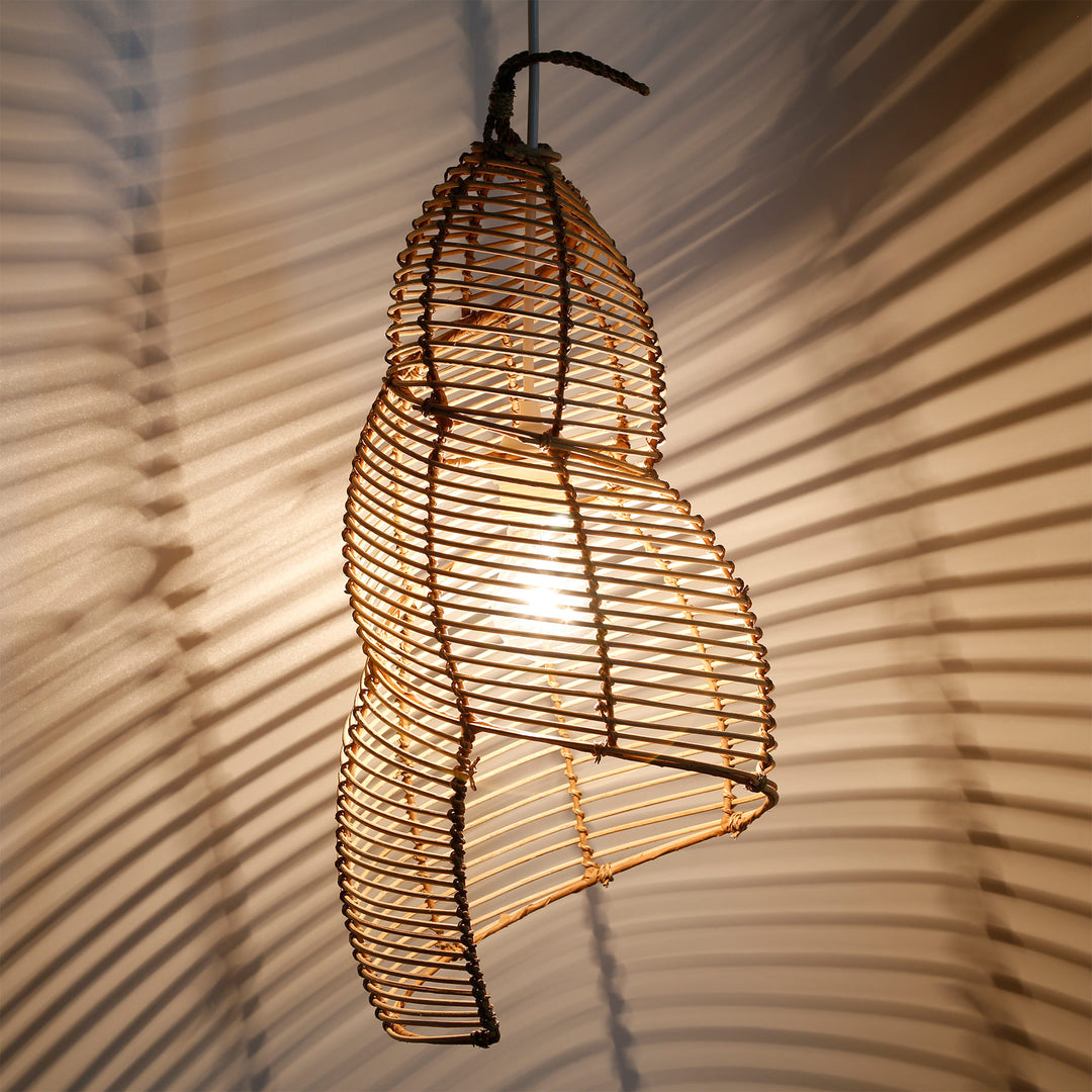 Candeeiro de teto em rattan feito à mão, com um design curvilíneo e um impressionante jogo de luz e sombra