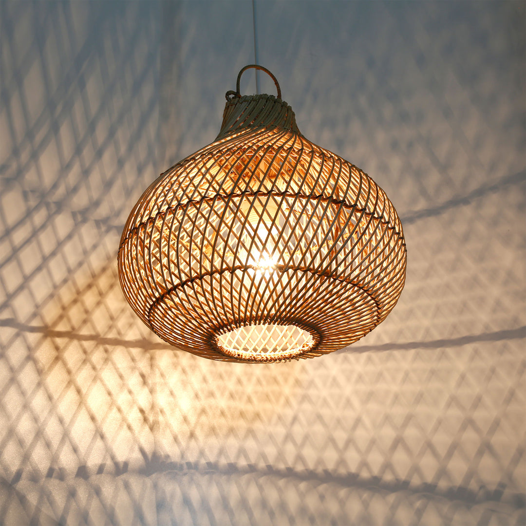 Candeeiro de teto artesanal em rattan, com um delicado padrão de trançado e um fascinante jogo de sombras na parede