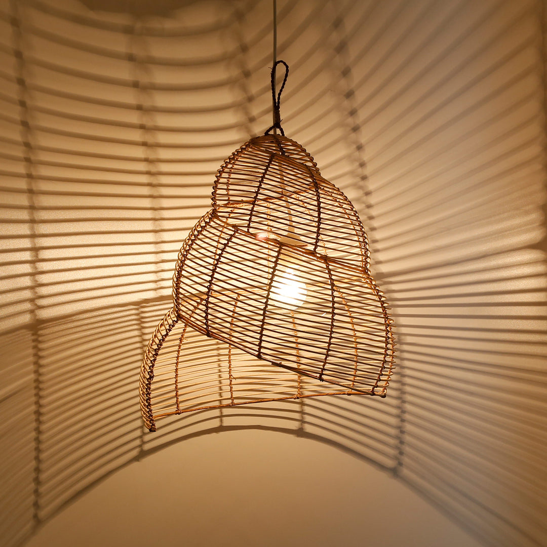 Candeeiro de teto em rattan feito à mão, com trançado em espiral e um fascinante jogo de luz e sombra