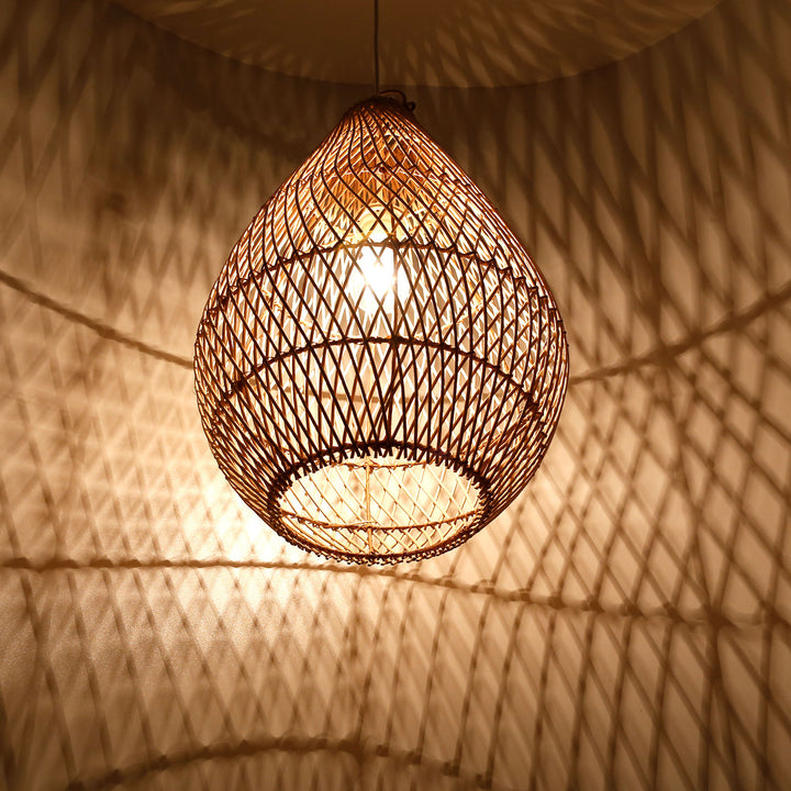 Candeeiro de teto em forma de gota, em rattan trançado à mão, com luz quente e um jogo de sombras decorativo