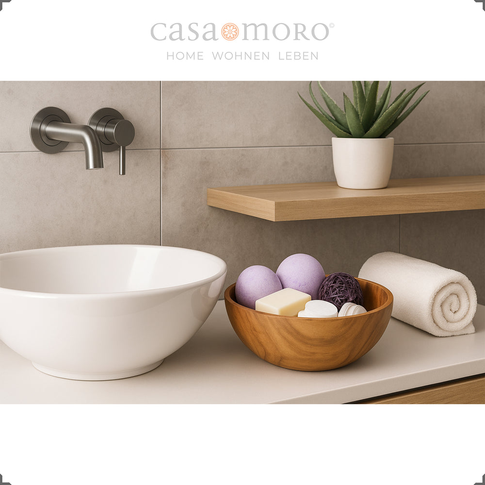 Cesta de teca como decoração de casa de banho com sabonete e acessórios