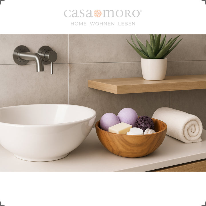 Cesta de teca como decoração de casa de banho com sabonete e acessórios