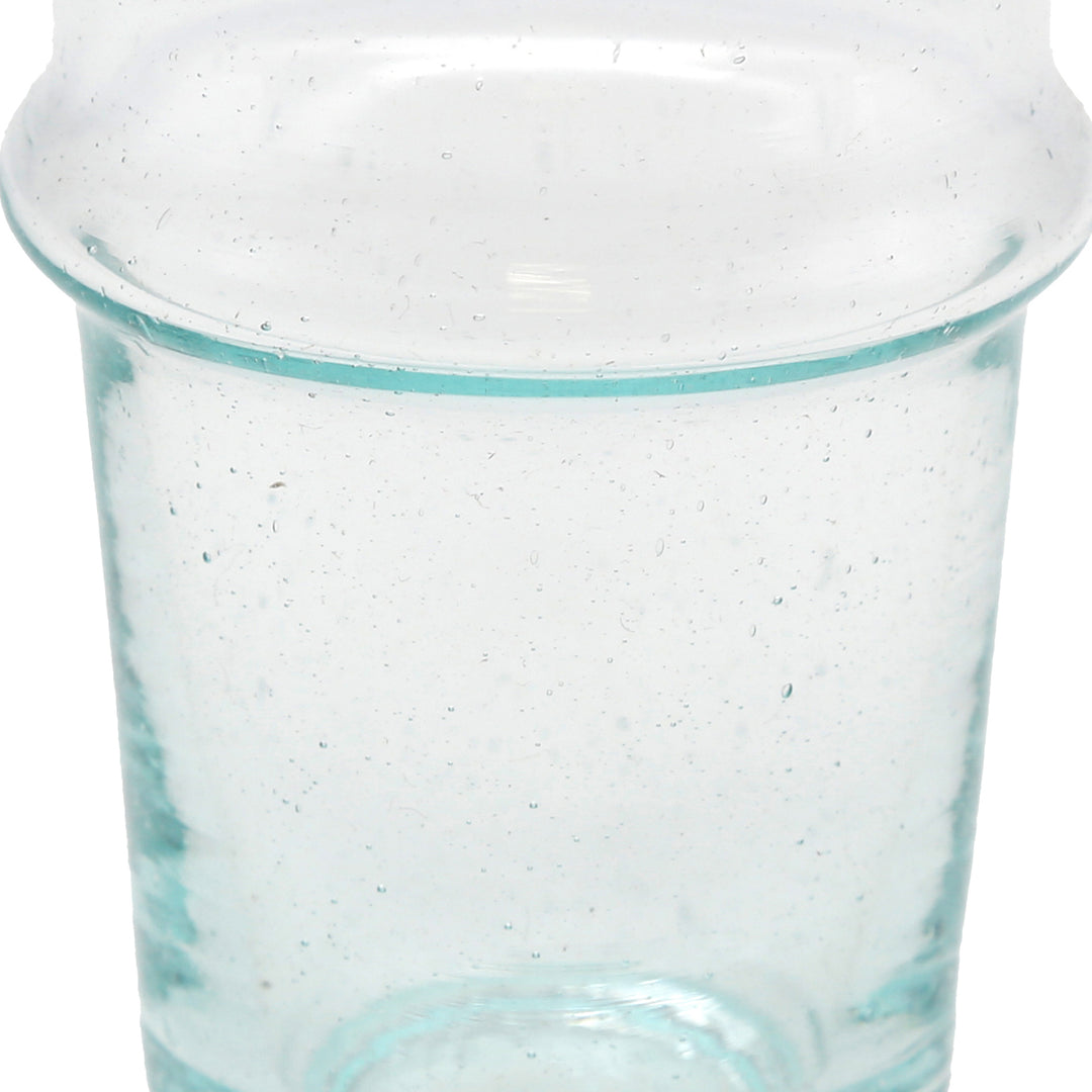 Café gelado num copo transparente – superfície artesanal com textura 