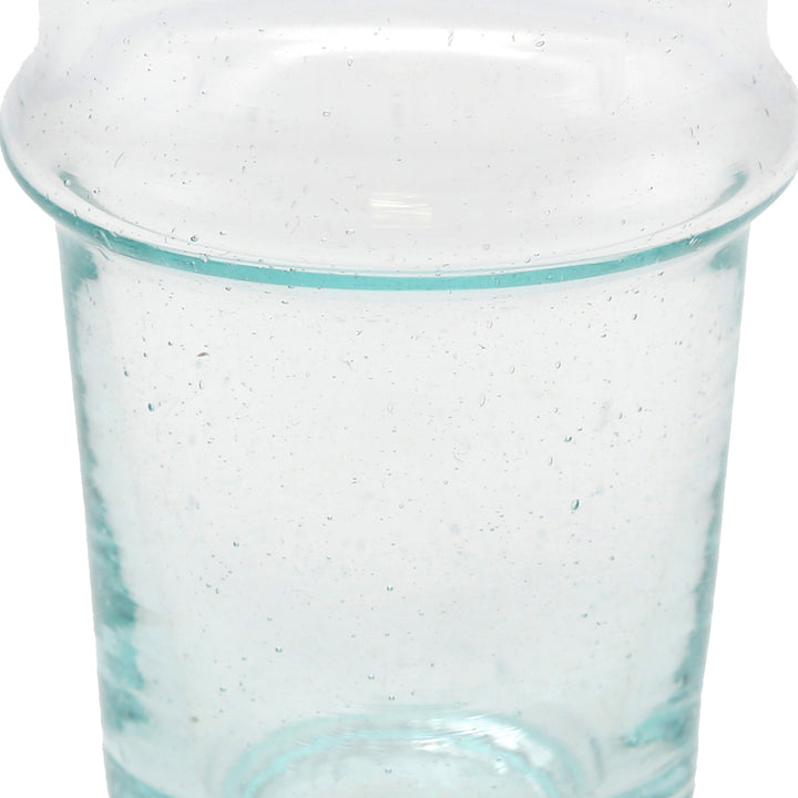 Café gelado num copo transparente – superfície artesanal com textura 