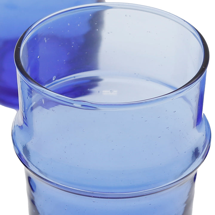 Imagem detalhada de um copo azul individual – ideal como copo de café expresso, com uma borda elegante