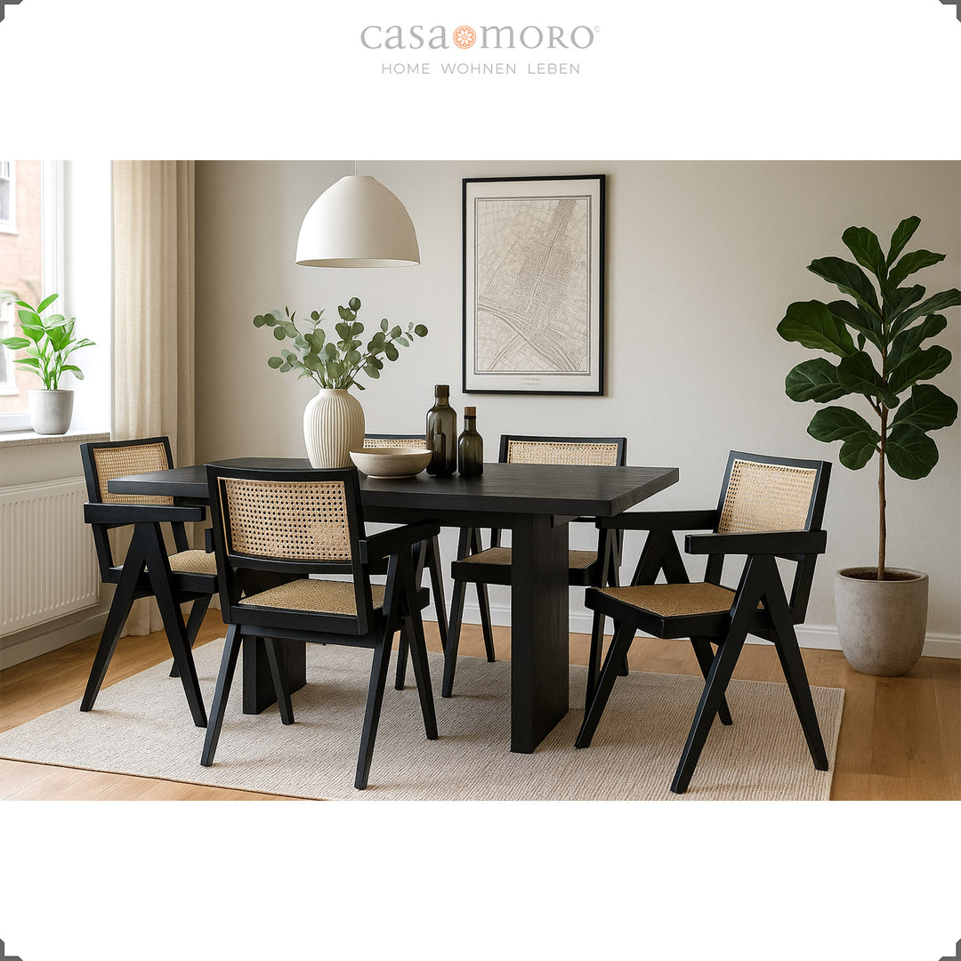 Sala de jantar elegante com cadeiras de braços em teca preta e vime vienense, combinadas harmoniosamente com uma mesa de jantar escura