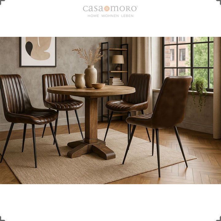 Quatro cadeiras de jantar em couro genuíno de cor castanha antiga em torno de uma mesa redonda de madeira, sala de estar elegante banhada por uma luz acolhedora