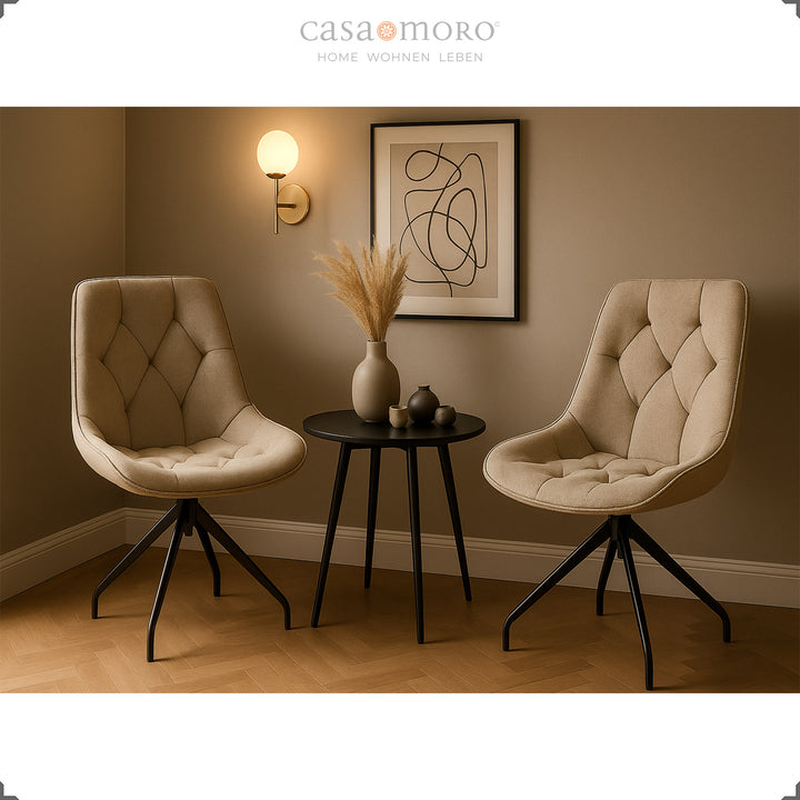 Duas cadeiras estofadas giratórias a 360° em castanho com estrutura metálica preta – conjunto de estar moderno com mesa de apoio, quadro de parede e iluminação suave