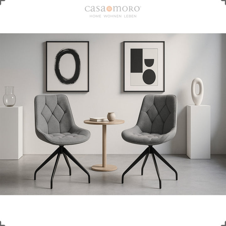 Duas cadeiras de sala de jantar cinzentas com rotação de 360° e estrutura em metal preto – conjunto de estar moderno com mesa de apoio e decoração minimalista na parede