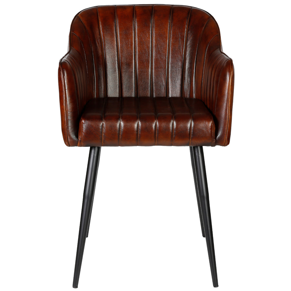 Vista frontal de uma poltrona em couro castanho antigo com costura vertical, braços e estrutura em metal preto – uma cadeira elegante para a sala de jantar ou a sala de estar.