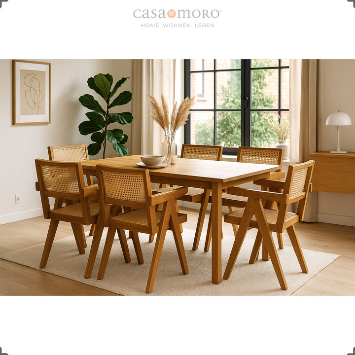 Cadeira com braços e encosto em vime vienense à mesa de jantar, em teca maciça, feita à mão e com um estilo elegante na sala de jantar