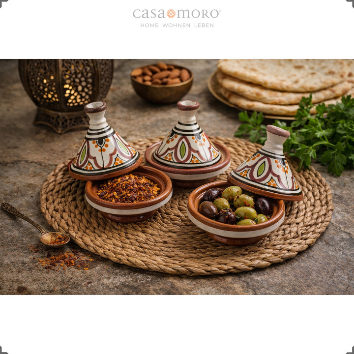 Conjunto de 3 tajines de barro para especiarias, recipientes de cerâmica pintados à mão com azeitonas e especiarias num ambiente oriental