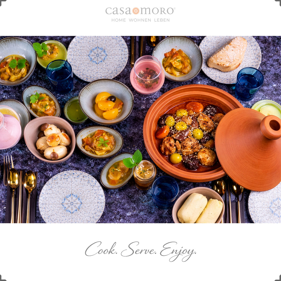 Grande tajine marroquino de 34 cm com carne de borrego, azeitonas e especiarias aromáticas, pronto a servir