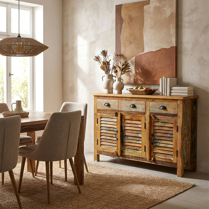 Aparador alto em madeira maciça e madeira recuperada com gavetas de estilo vintage, colocado na sala de jantar