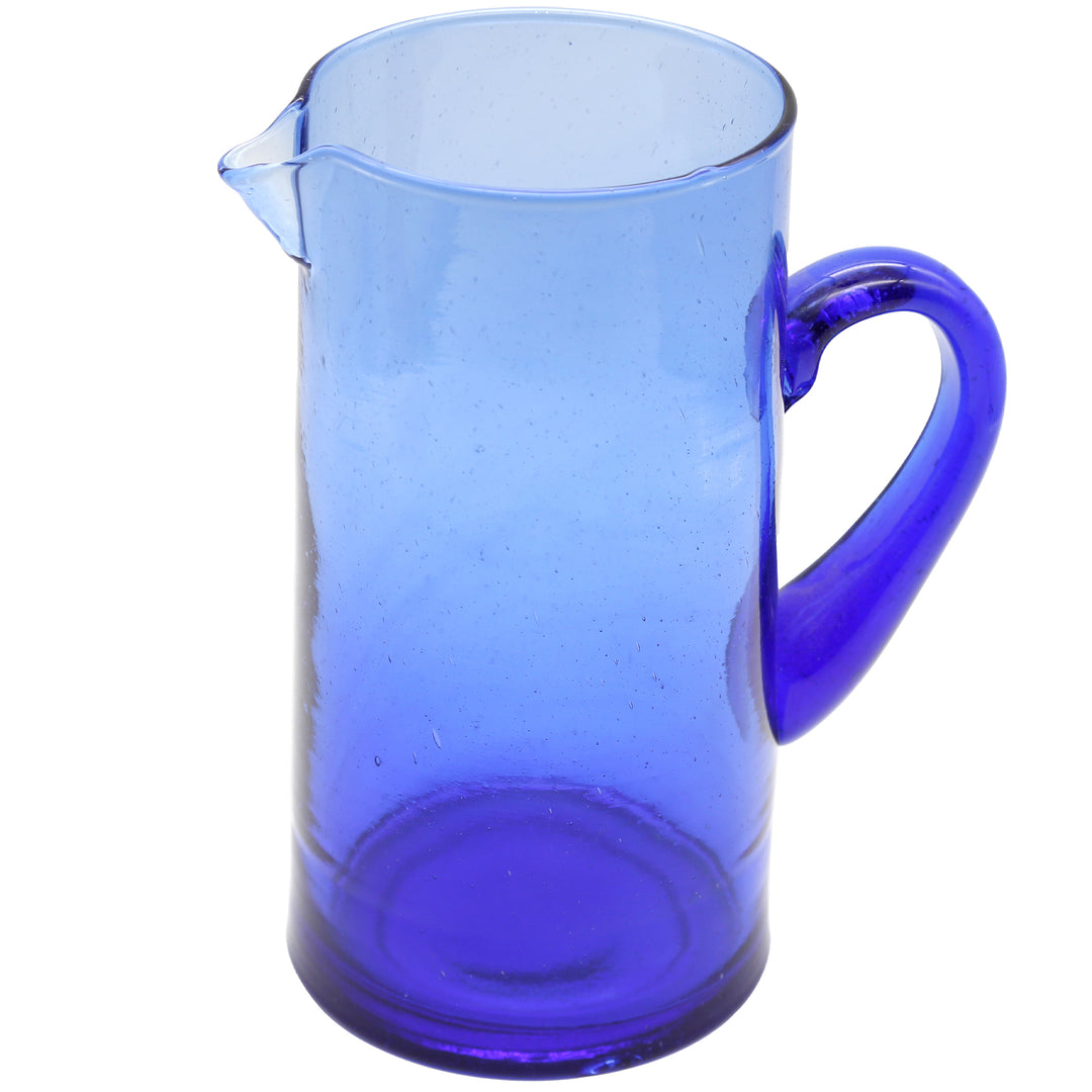 Jarra azul de vidro soprado à boca com alça curvada