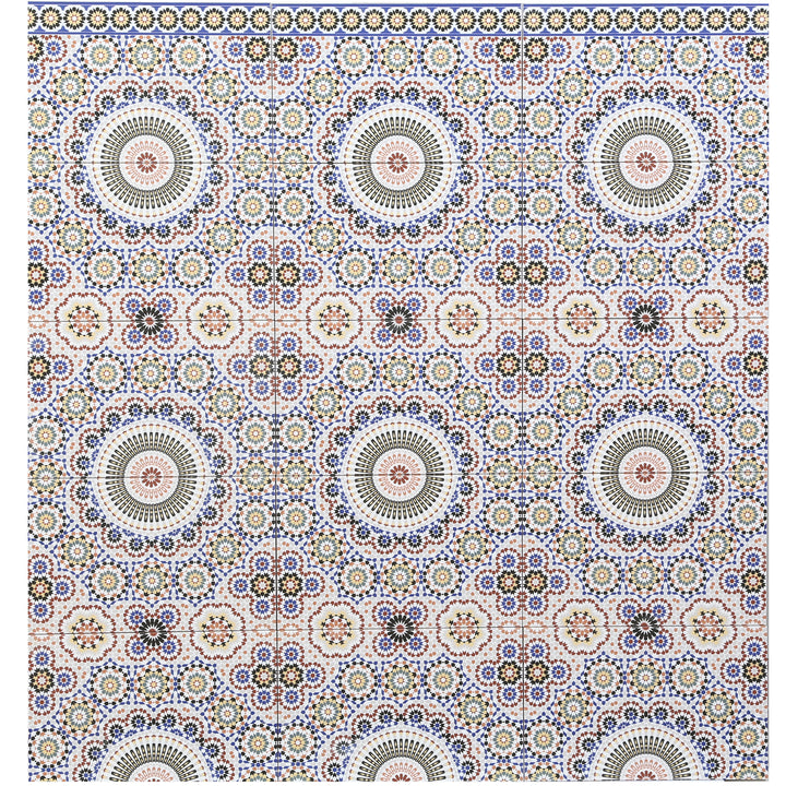 Borda em cerâmica com padrão oriental multicolorido, combinada com azulejos de parede para uma decoração harmoniosa das paredes