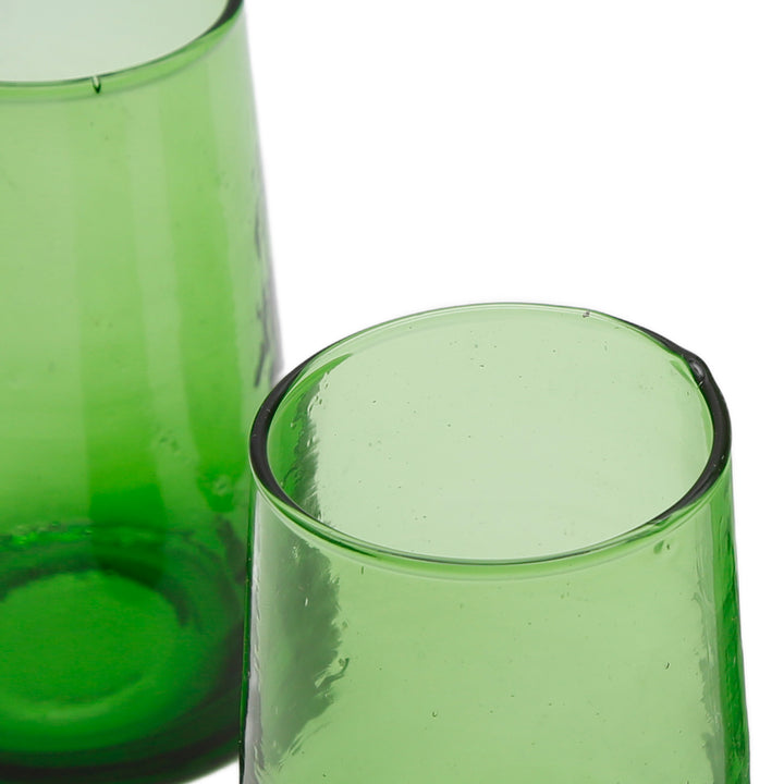 Copo verde para servir latte macchiato em camadas – elegante e funcional no dia a dia
