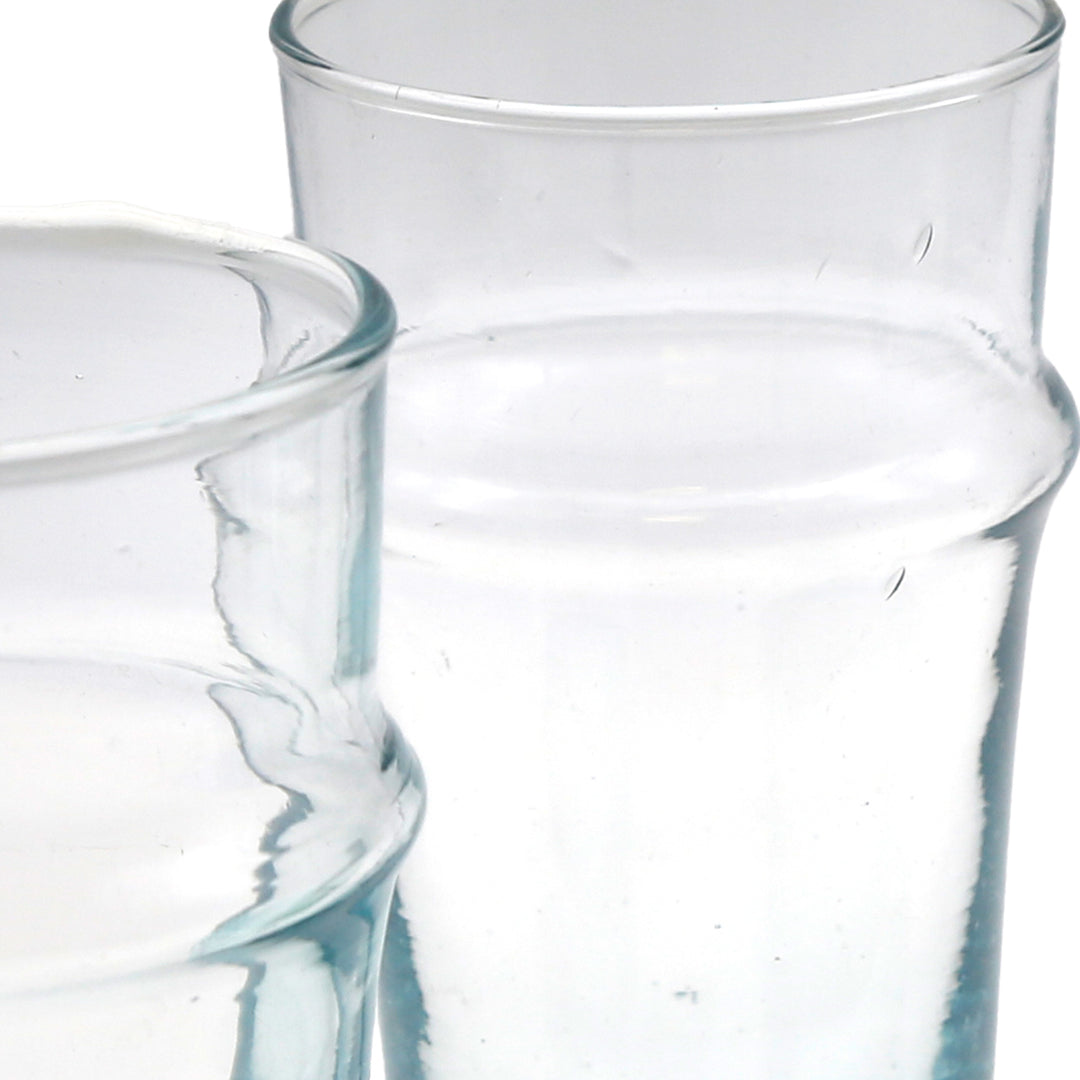Latte macchiato servido num copo transparente – com elegância e um suave brilho azul