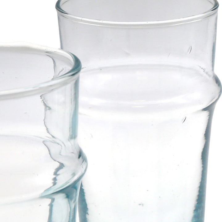 Latte macchiato servido num copo transparente – com elegância e um suave brilho azul