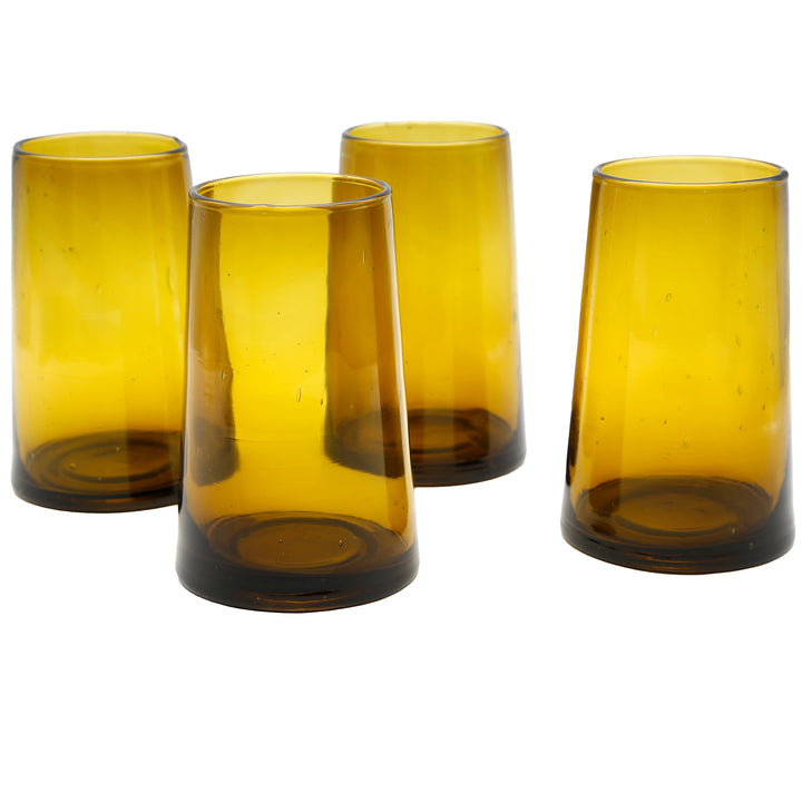 Copos castanhos mel com latte macchiato em camadas e café gelado – ideais para o dia-a-dia ou para receber convidados