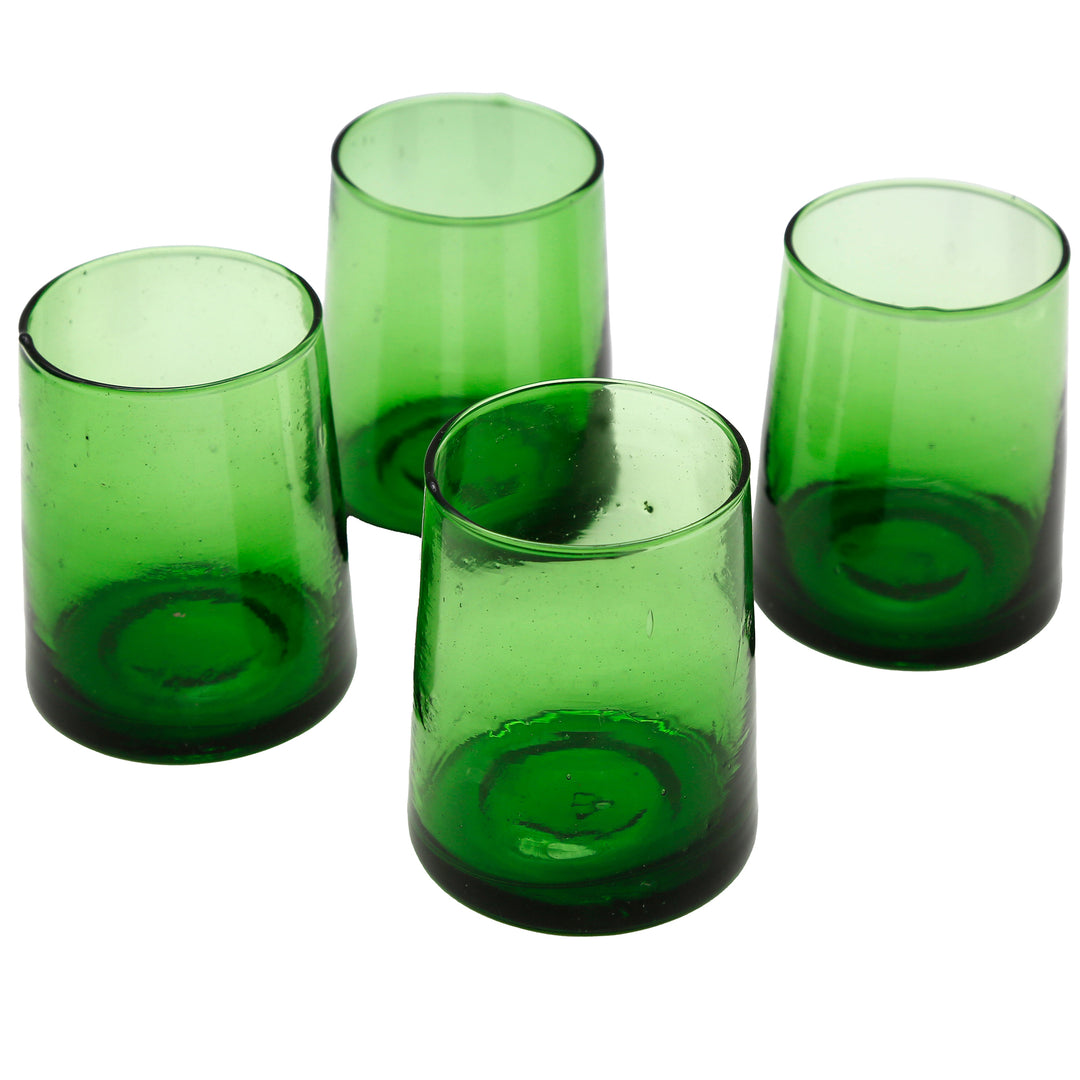 Copo verde com textura artesanal – ideal para servir latte macchiato
