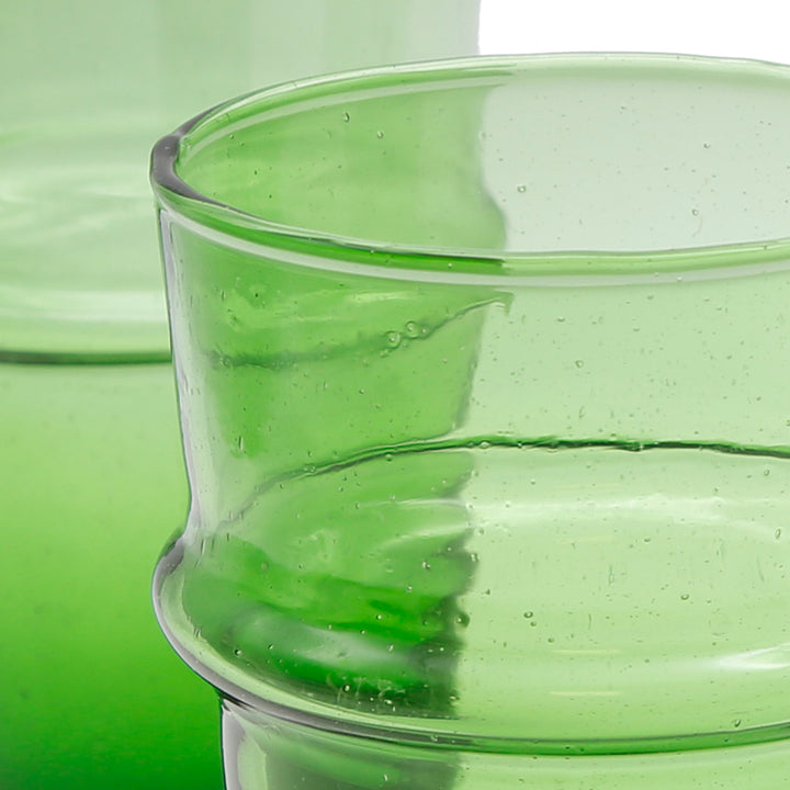 Latte macchiato servido num copo verde – estrutura do vidro viva e personalizada