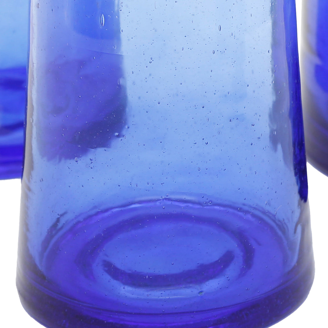 Quatro copos de drink em vidro reciclado azul – cónicos, pesados e feitos à mão