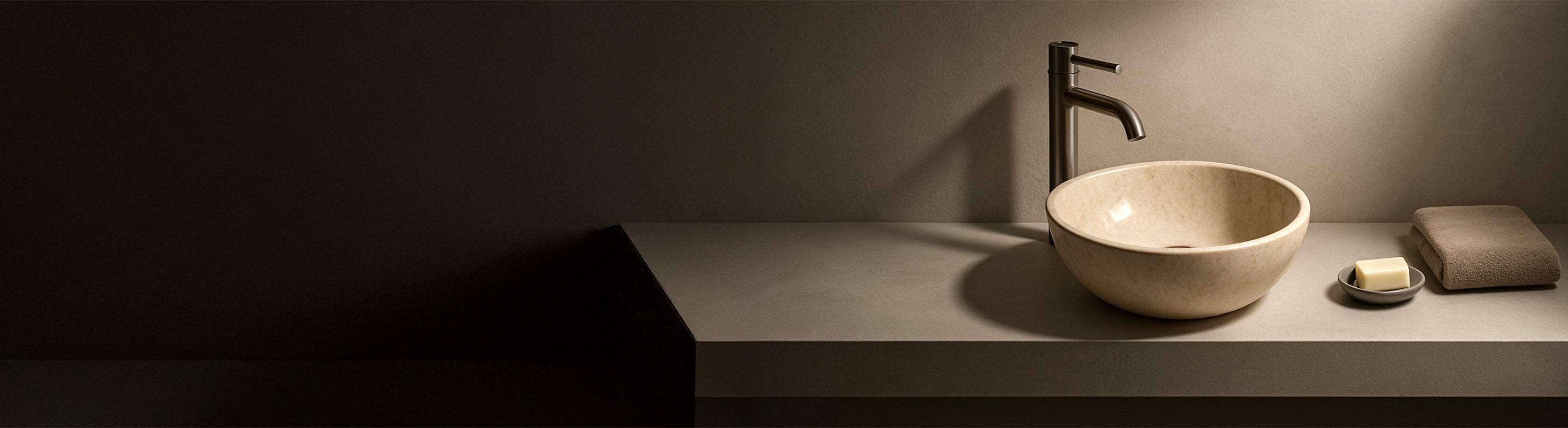 Lavatório em mármore – Banheiro minimalista com pia em mármore de pedra natural, moderno e elegantemente iluminado.