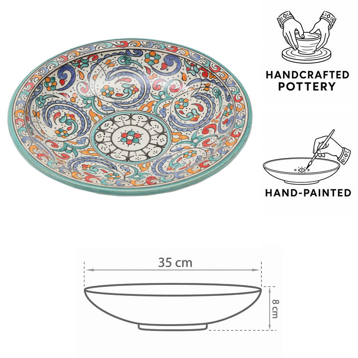 Taça de cerâmica marroquina pintada à mão, com borda turquesa, ornamentos florais e as seguintes dimensões: Ø 35 cm e altura 8 cm