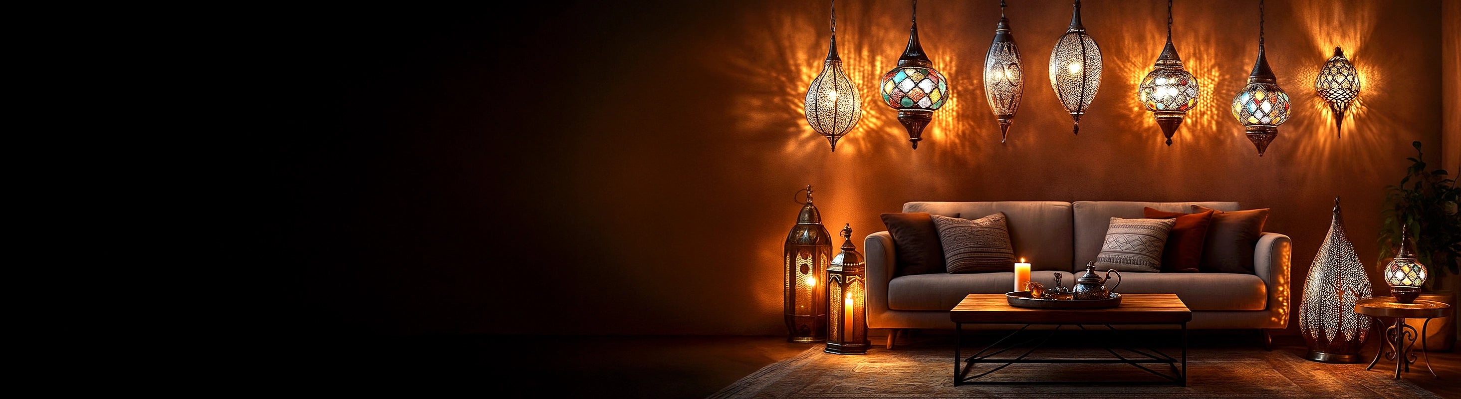 Candeeiros marroquinos – Sala de estar com luminárias marroquinas, lanternas suspensas e arandelas com luz quente, decorada com sofás, acessórios de latão e couro