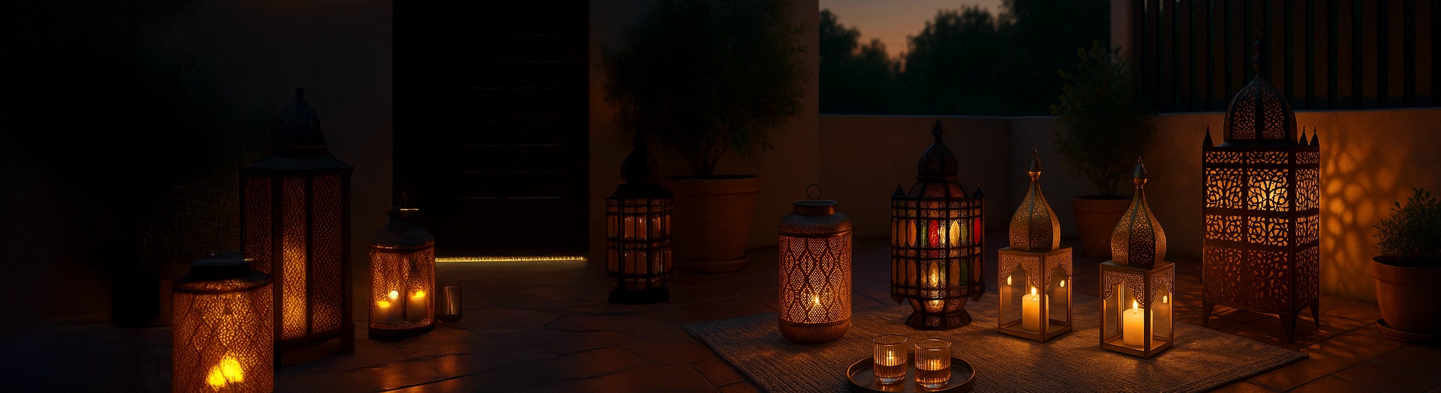 Lanternas marroquinas – Várias lanternas marroquinas ao entardecer num terraço, iluminadas com velas e padrões orientais no chão e na parede