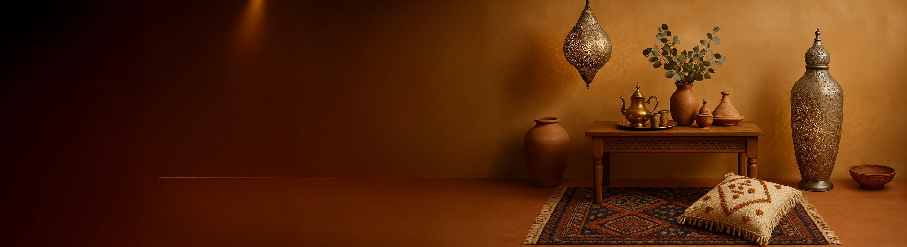 Marrocos – Arranjo decorativo marroquino com luminárias orientais suspensas, vasos de terracota, ornamentos esculpidos, tagine e bandeja de latão.