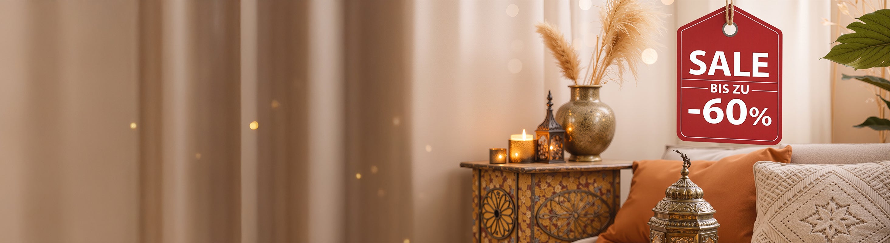 % de desconto – Ambiente Boho com móveis orientais, iluminação aconchegante e aviso de venda com até 60% de desconto