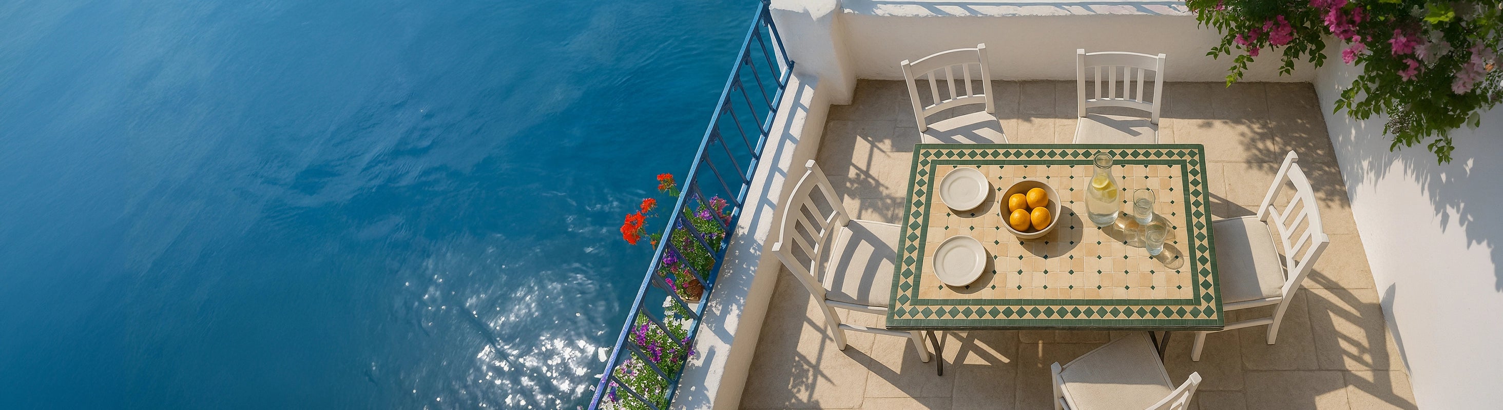 Mesas em mosaico 120x80 – Mosaiktisch 120x80 cm in rechteckiger Form mit Sitzgruppe auf Balkon oder Terrasse am Meer – großer Tisch für gemeinsame Mahlzeiten