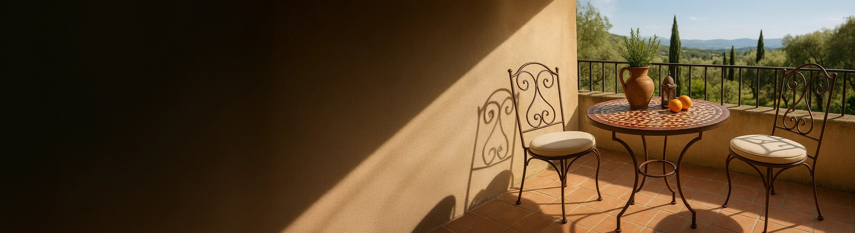 Mesas em mosaico Ø70 – Mesa redonda em mosaico Ø70 cm com azulejos zellige como mesa de jantar num terraço ensolarado com duas cadeiras - ideal para 2 a 3 pessoas.