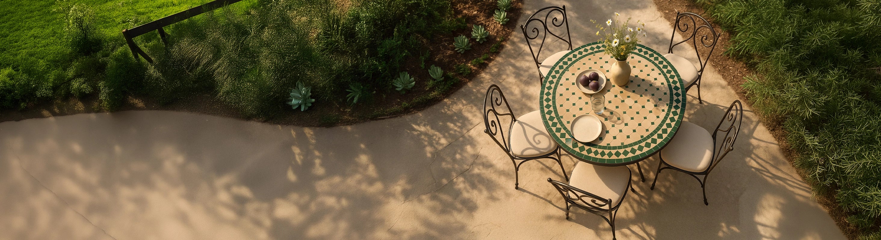 Mesas redondas com mosaico – Mesa redonda de mosaico com azulejos zellige verdes e cadeiras de ferro forjado em terraço no jardim - ideal para varandas e áreas externas