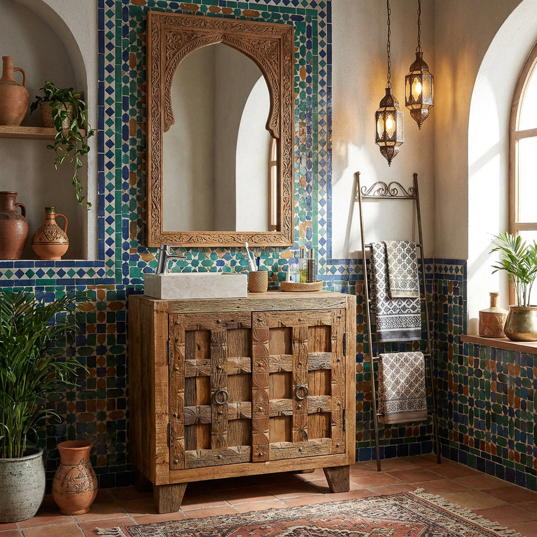 Lavatório de encaixe de formas geométricas em pedra natural clara, assente sobre um móvel de madeira, numa casa de banho de estilo oriental com azulejos de mosaico